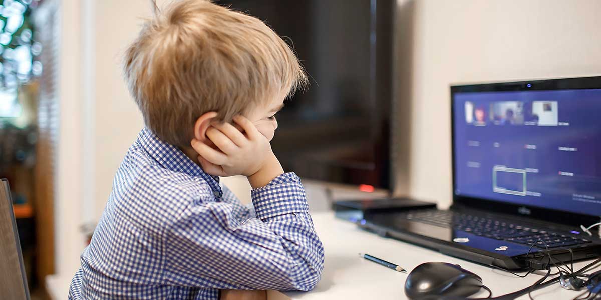 Kind am Laptop